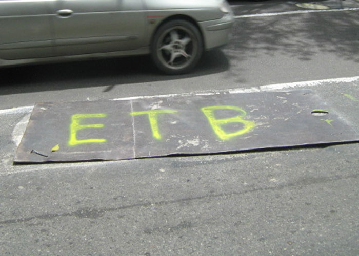Improvisado arreglo en Rosales: placa metálica para cubrir un hueco