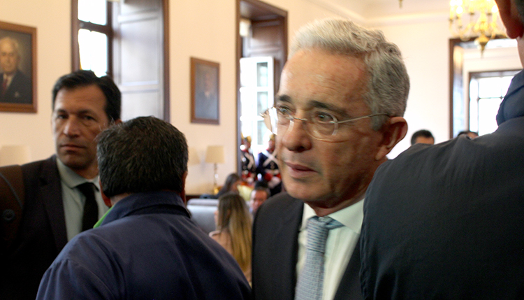 Confiar en los amigos y desligitimar al otro