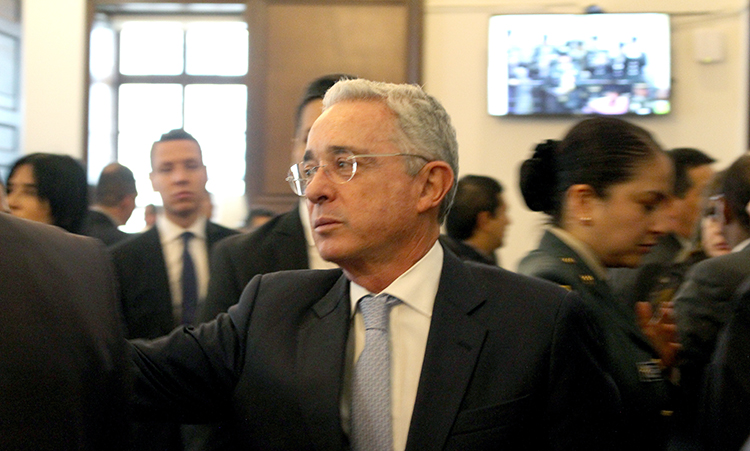 A la Corte, ni amarrado