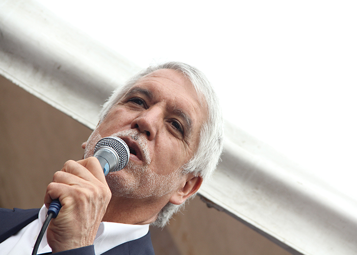 El cinismo de Peñalosa: invitar a leer bajo los árboles