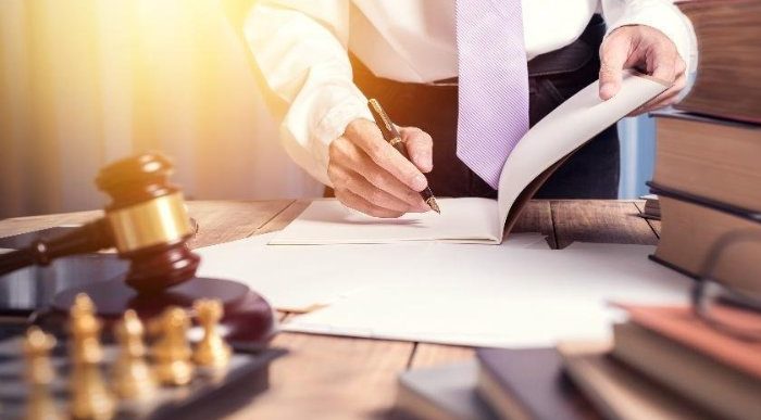  - ¡No hay trabajo para tanto abogado!