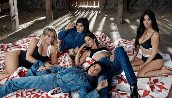 Khloé Kardashian, Kylie y Kendal Jenner, Kim Kardashian-West y Kourtney Kardashian en una campaña para Calvin Klein. 