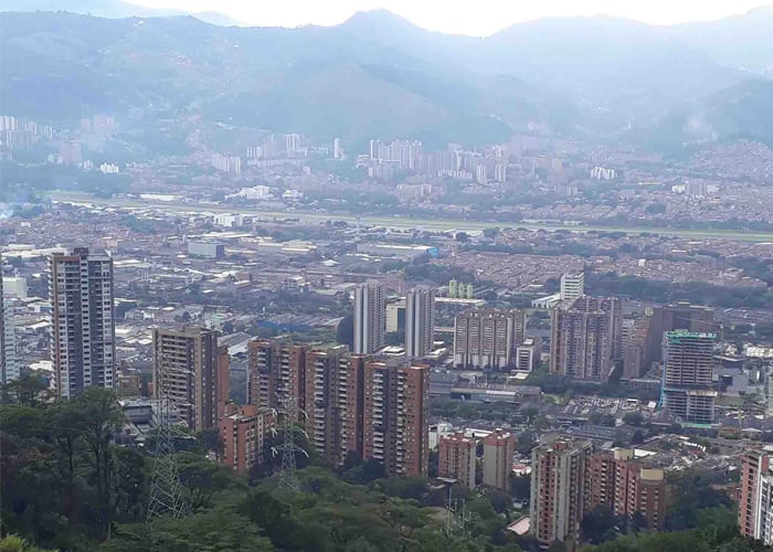 ¿Por qué Medellín le lleva años luz a Bogotá?