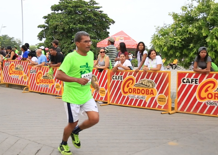 En los tenis de un atleta, una crónica de inmersión