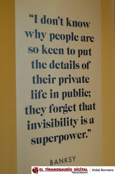 “No sé porque la gente está interesada en mostrar los detalles de su vida privada en público; ellos olvidan que la invisibilidad es un superpoder”.