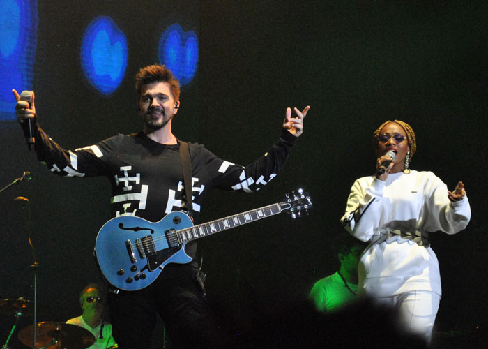 Adoración por Juanes en la inauguración del Movistar Arena