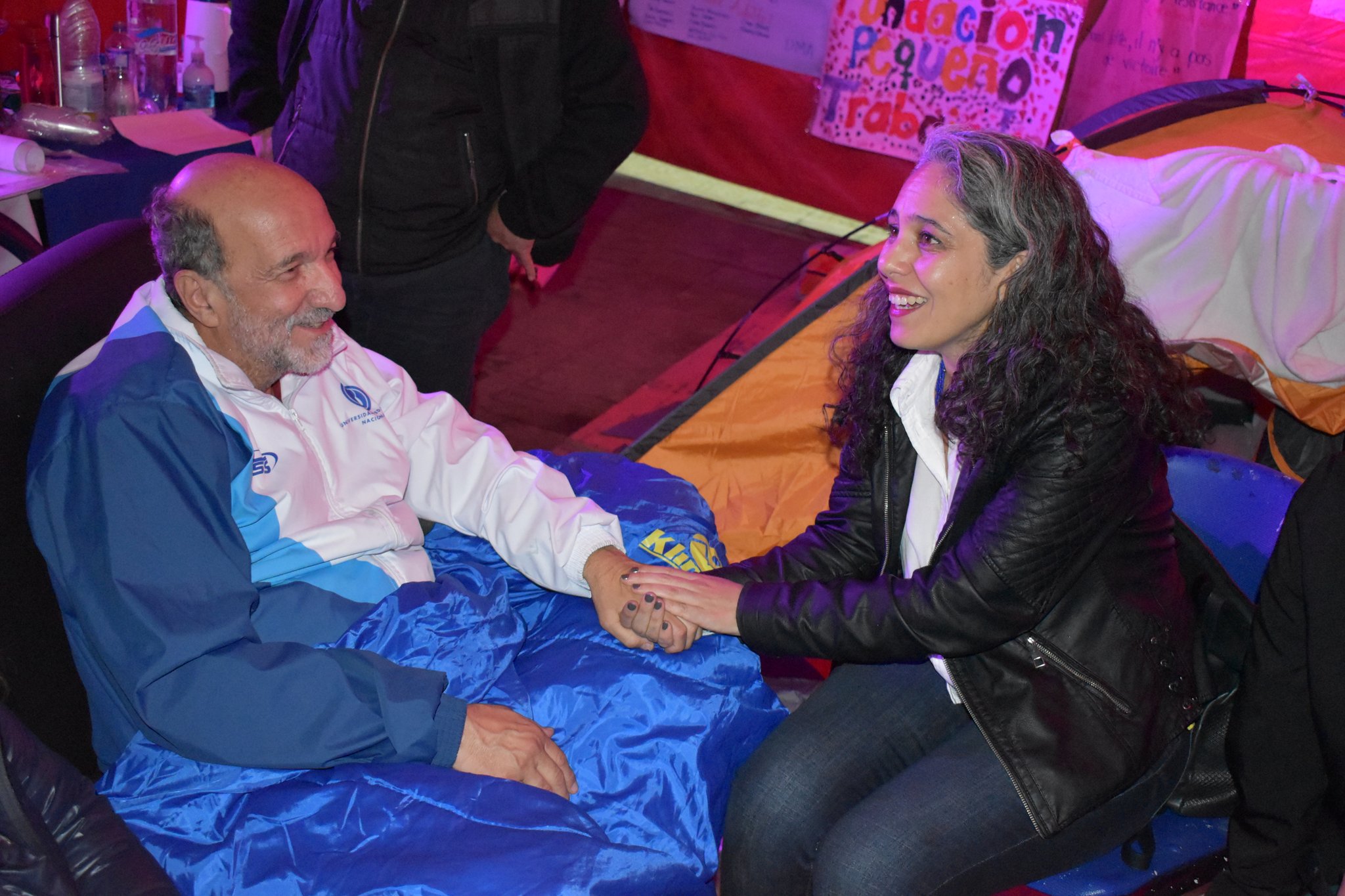 Alentadora visita de María José Pizarro al profesor Atehortúa