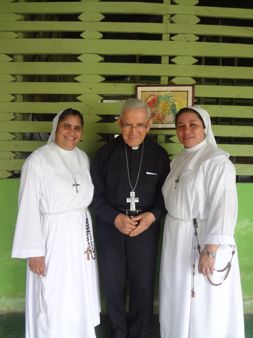 Monseñor Darío Molina Jaramillo en compañía de Sor Heidy Arteaga Salcedo y Sor Martha Liliana Restrepo Chávez,