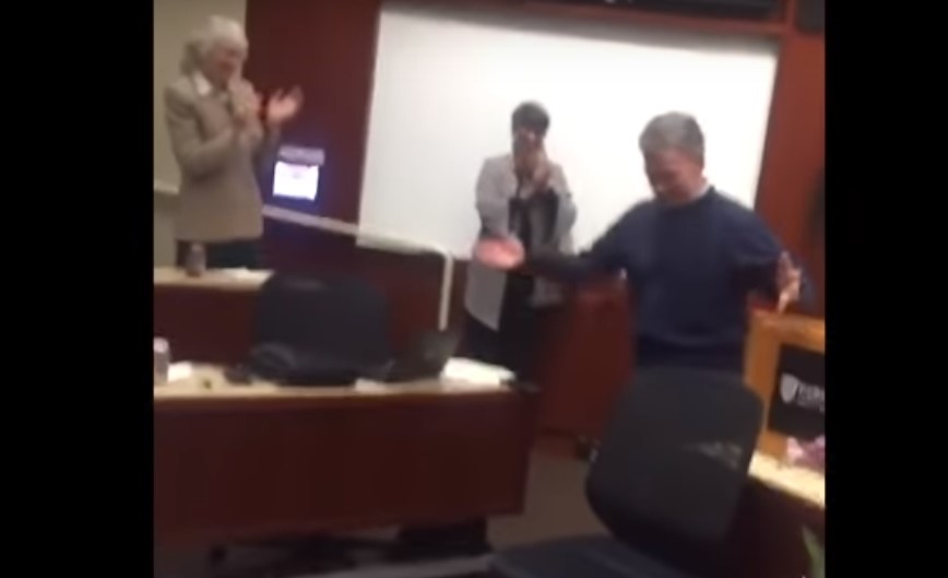 Con aplausos y ovación terminan las clases de Santos en Harvard. Video