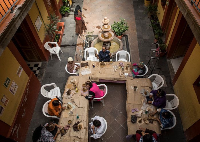 Un taller de cerámica en Casa Xochiquetzal, albergue para mujeres que alguna vez se dedicaron al trabajo sexual en Ciudad de México. Es obligatorio participar en dos talleres de artes diarios. Credit Adriana Zehbrauskas para The New York Times