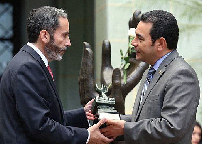 Embajador en Guatemala condecorado por el cuestionado presidente Jimmy Morales