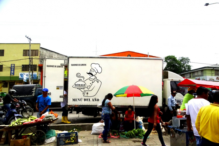 Crítica al desfalco de alimentos nacional: “menú del año: róbalo”. Foto: Diego Tobar Solarte.