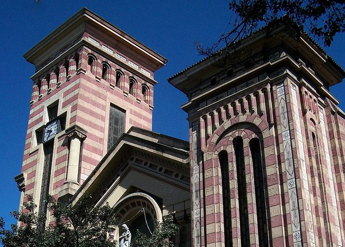 Caldas y los agujeros en la esfera del reloj de la iglesia de Las Nieves