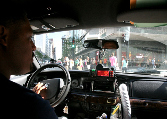¿De verdad Sayco le quiere cobrar a los taxistas por prender la radio?
