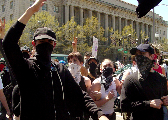 Cuando los 'black bloc' tienen el efecto contrario