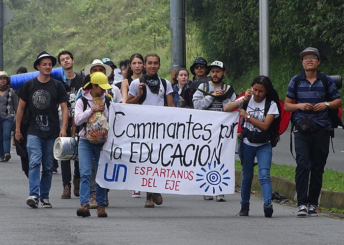 Cientos de estudiantes atraviesan el agresivo Alto de la Línea