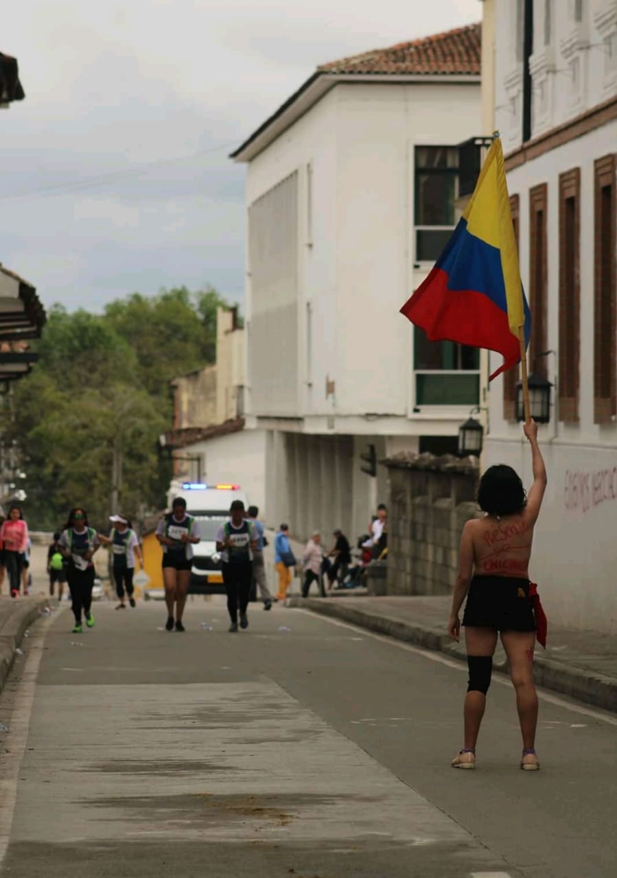 Desnudos y con burlas a Duque y a Cabal: la desesperada protesta estudiantil en Popayán - -- Las2orillas - Desnudos y con burlas a Duque y a Cabal: la desesperada protesta estudiantil en Popayán