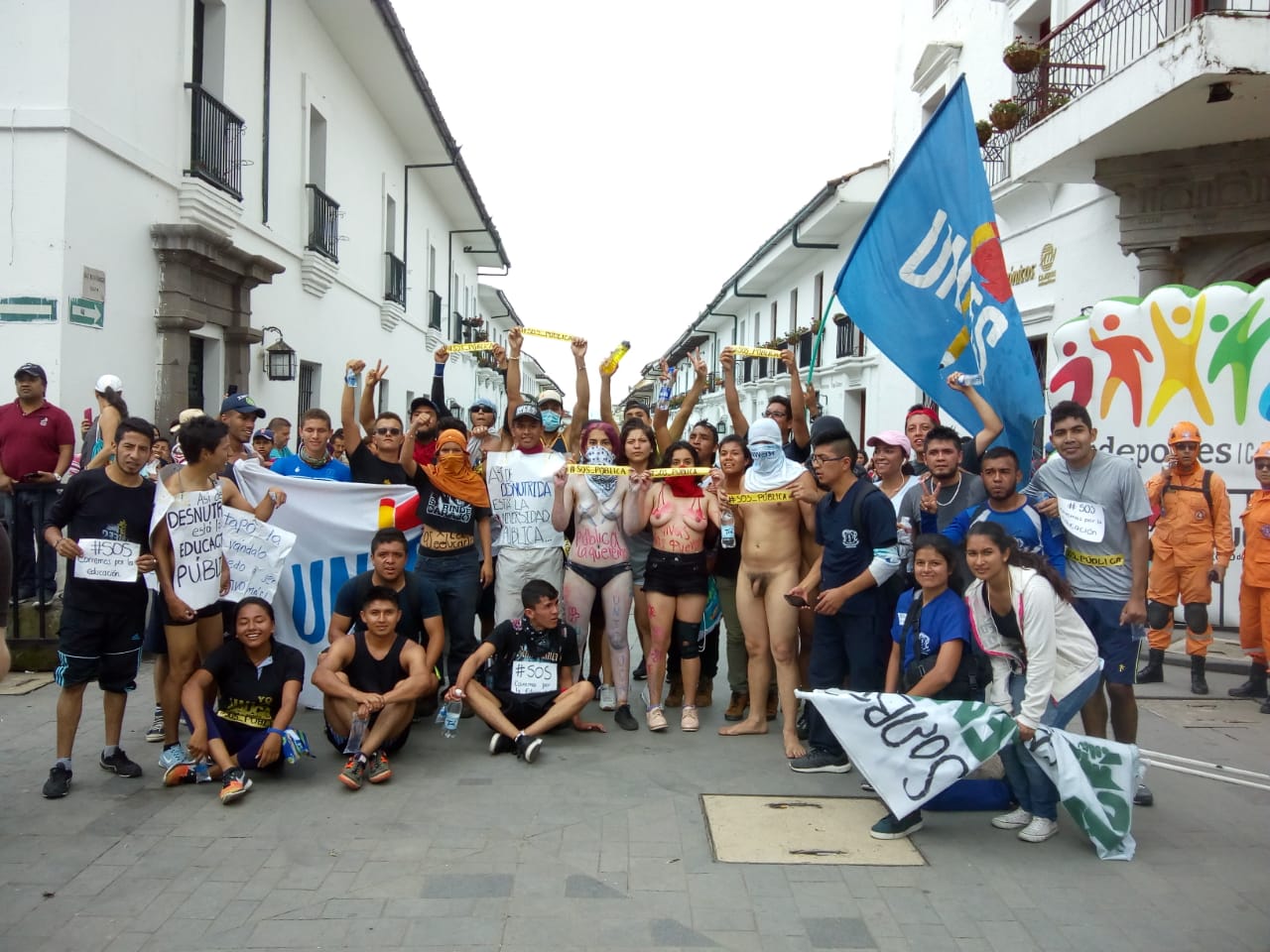 Desnudos y con burlas a Duque y a Cabal: la desesperada protesta estudiantil en Popayán - -- Las2orillas - Desnudos y con burlas a Duque y a Cabal: la desesperada protesta estudiantil en Popayán