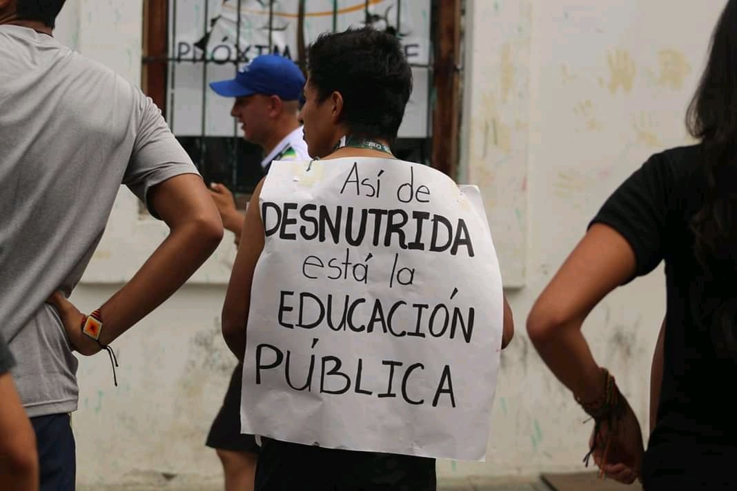 Desnudos y con burlas a Duque y a Cabal: la desesperada protesta estudiantil en Popayán - -- Las2orillas - Desnudos y con burlas a Duque y a Cabal: la desesperada protesta estudiantil en Popayán