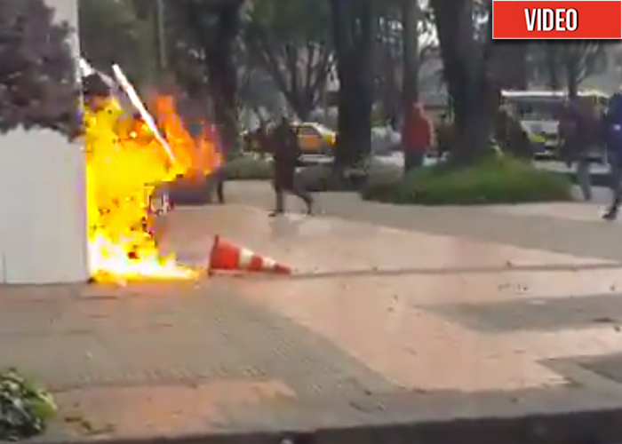 Estudiantes casi queman a un policía frente a la sede de RCN Radio