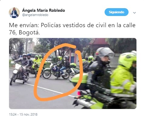 ¿Qué hacen estos civiles con los policías en las marchas estudiantiles de Bogotá?