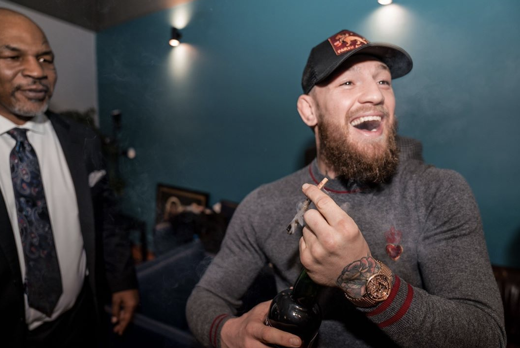 Connor McGregor y Mike Tyson se fuman un porro
