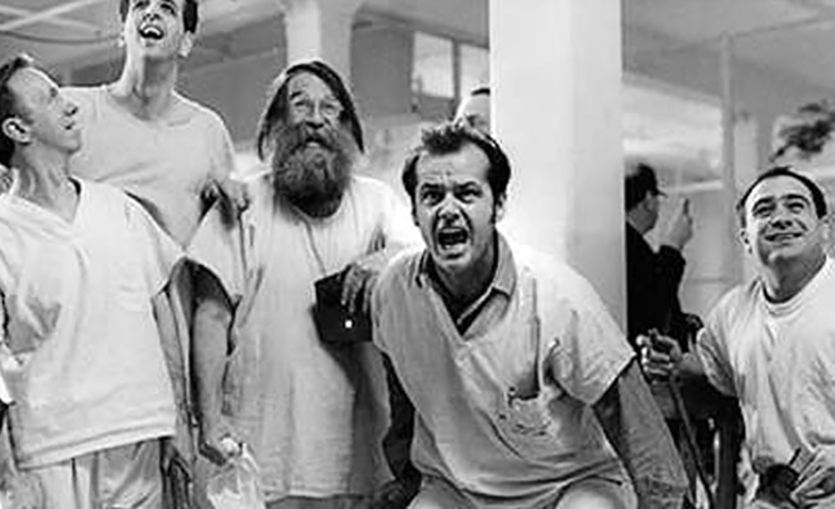 Cinco micros mientras llega el bus