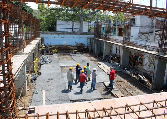 Entre vigas y columnas estudian en un colegio de Buga