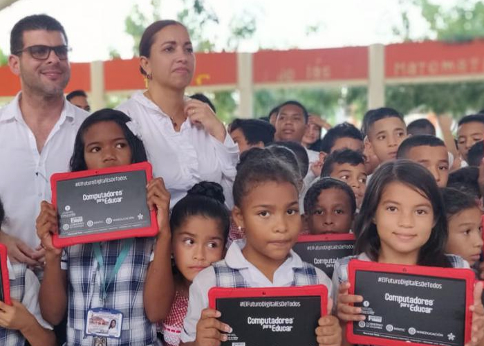 En el Caribe, 7800 estudiantes recibieron equipos tecnológicos para su educación