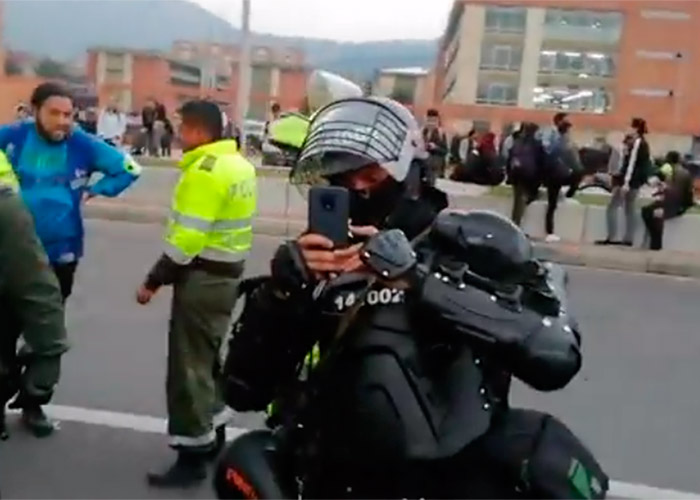 [Video] Momento en que agente del ESMAD fotografía y ficha a periodistas de Las2orillas