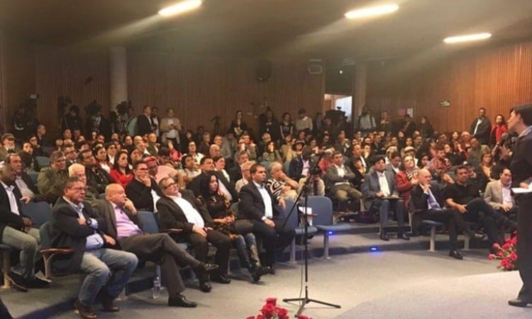 Por el ojo de la chapa