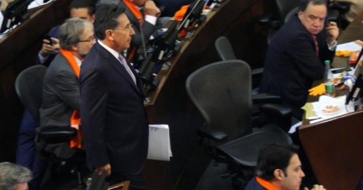 El fiscal general debe renunciar