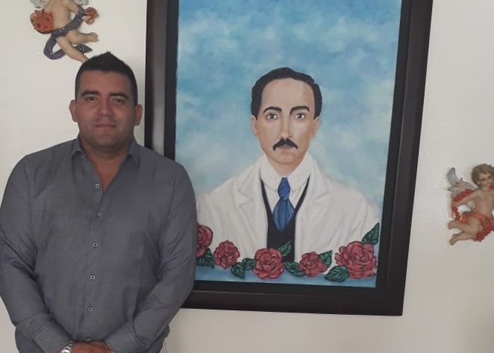 El joven bogotano que dice realizar cirugías sin tocar a los enfermos