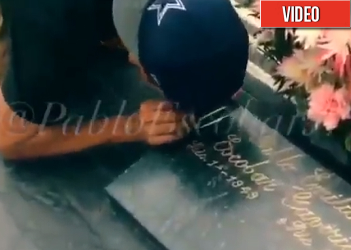 VIDEO. Los fans de Pablo Escobar meten coca en su tumba