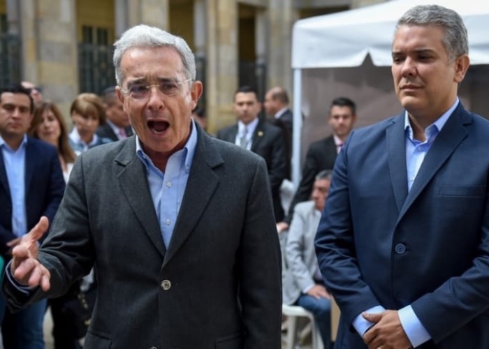 Uribe ayudando a que Duque reciba a los estudiantes