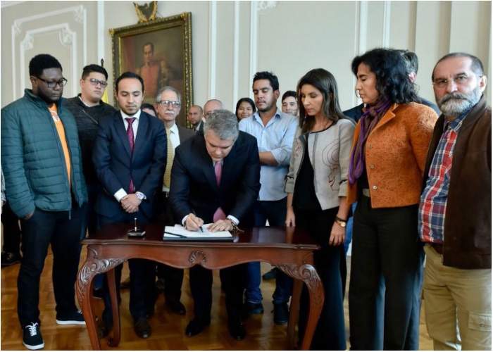 Profesores y estudiantes de la universidad pública anuncian acuerdo con el gobierno