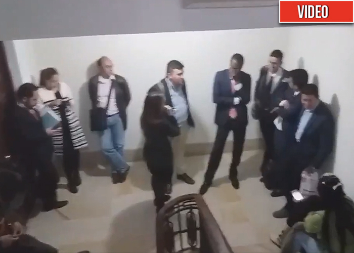 La gente que retuvieron después del ataque con ratones al senador Uribe