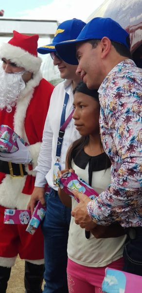  - Jhonny Rivera se transformó en Papá Noel y visitó a niños de Vaupés