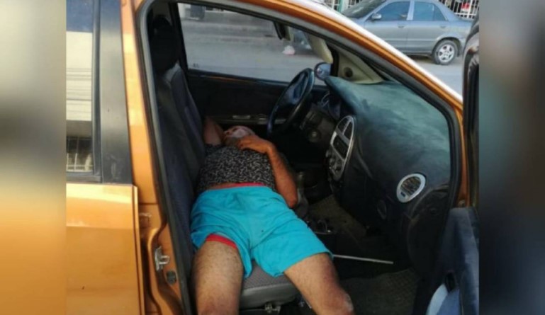 El ladrón que, enrumbado, se quedó dormido mientras robaba un carro