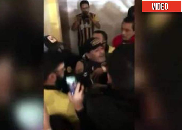 La última locura de Maradona: se agarró a trompadas con los hinchas rivales