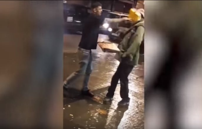 El miserable que le restregó la comida en la cara a un indigente. Video