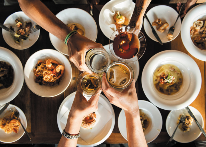 Malo, lleno y costoso: la tragedia de ir a un restaurante gomelo en Medellín