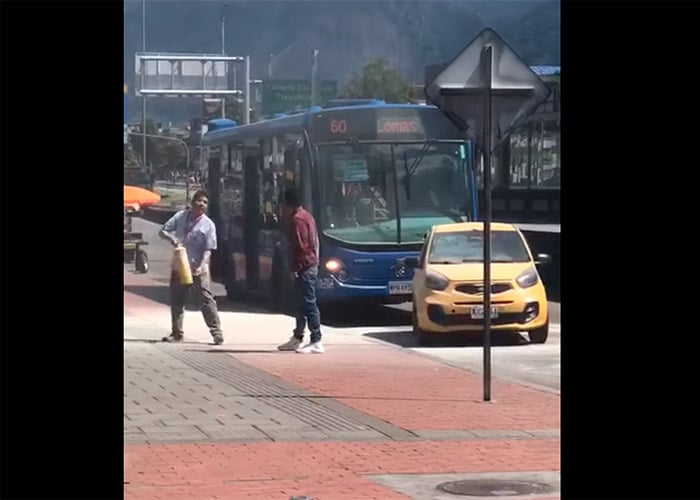 [Video] Taxista vs conductor del SITP: la pelea de fin de año
