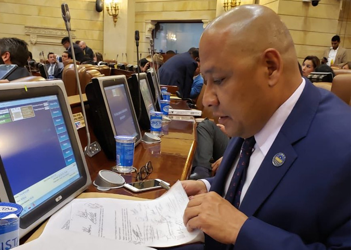 A pesar de la doble militancia, presidente de la Comisión de Acusación parece no querer dejar el cargo