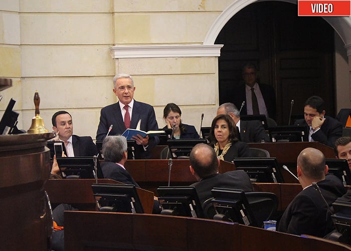 Video: le lanzan ratones a Uribe en el Congreso