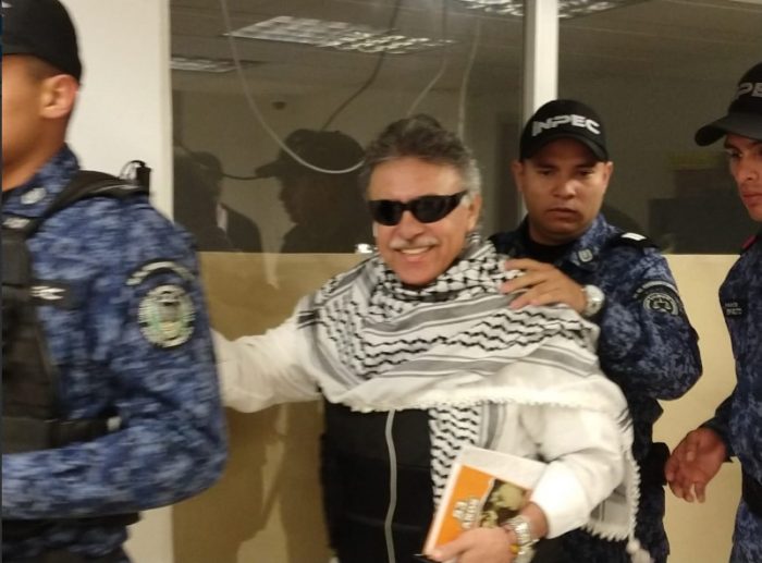Un sonriente Santrich le pone la cara a la justicia en La Picota