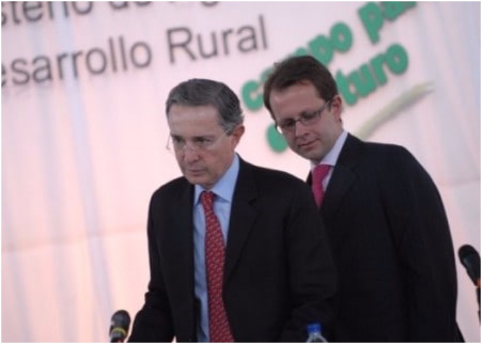 Álvaro Uribe acompaña a Andrés Felipe Arias en nueva audiencia