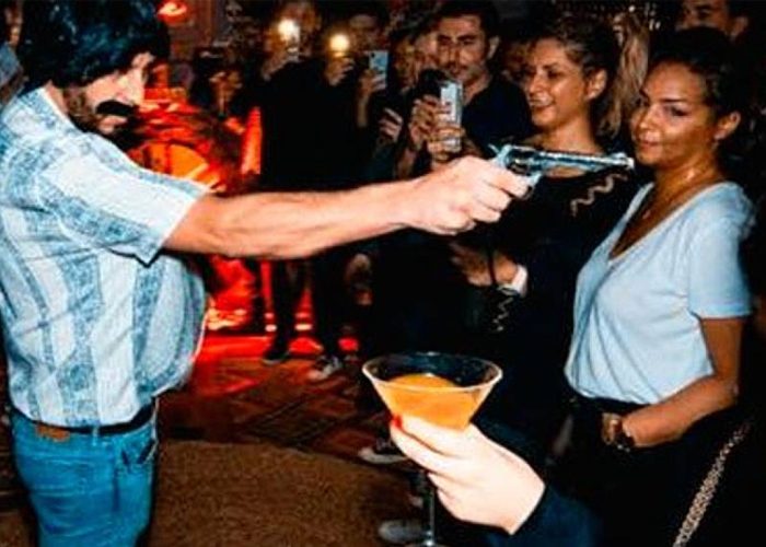  - Colombianos en París a punto de hacer cerrar el bar de Pablo Escobar