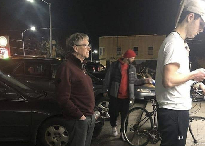Bill Gates también hace fila
