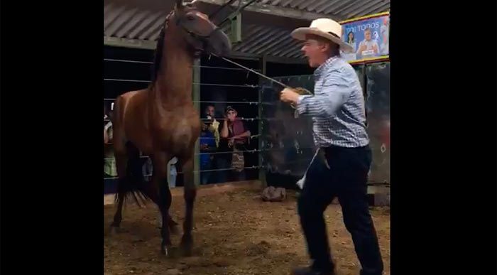  - Uribe, el amansador de caballos [Video]